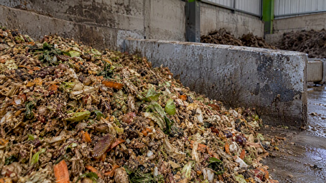 Partly drained shredded food waste in composting bay